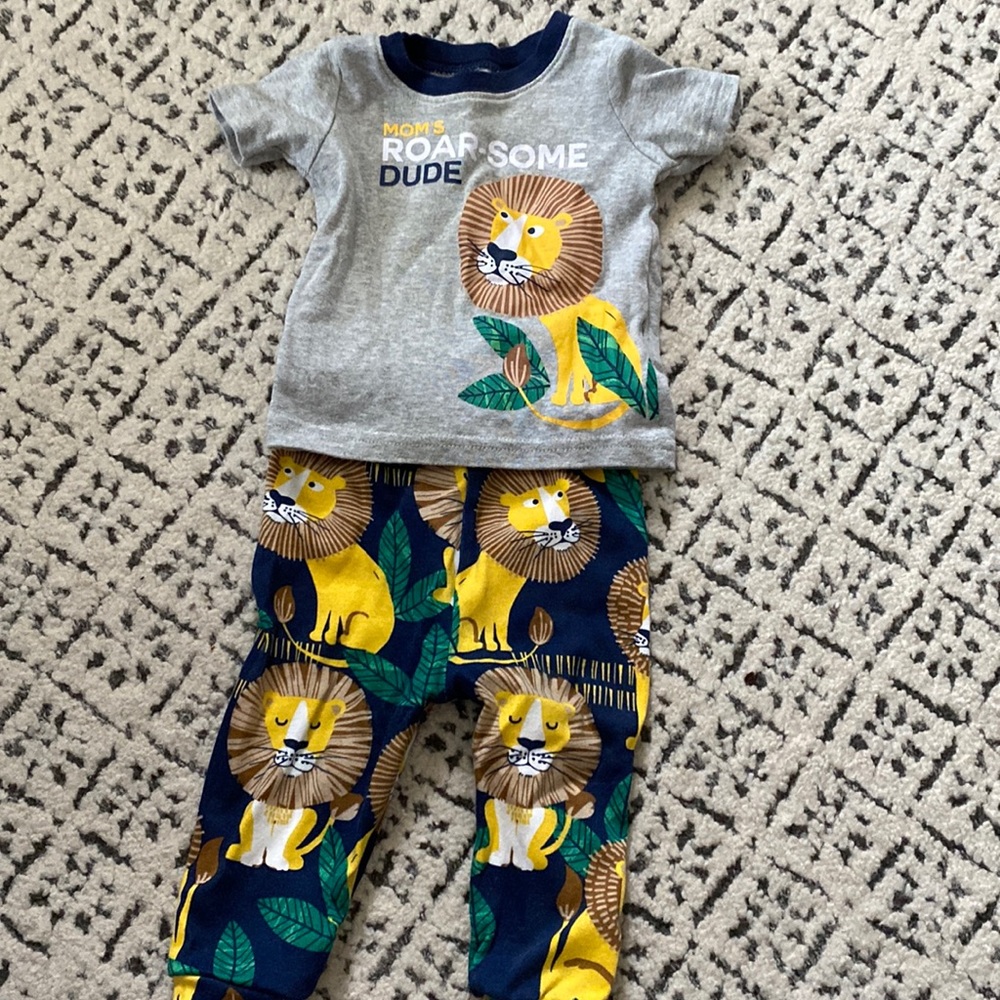 Children’s place- Mom’s roar-some dude outfit
